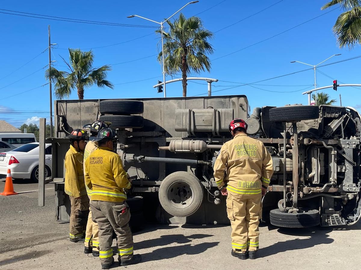 Regidores solicitaron auditar recursos destinados a Bomberos de Rosarito, mientras autoridades y sindicato reconocieron el deterioro de unidades y la falta de equipo. Foto: Carmen Gutiérrez.