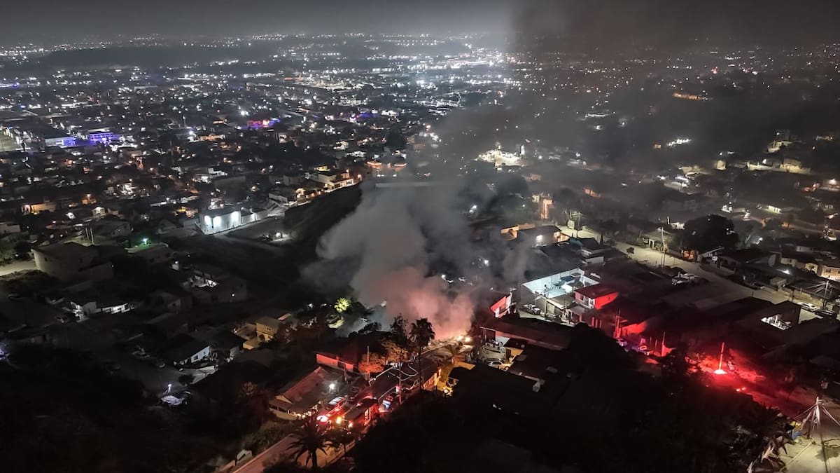 En el operativo participaron al menos 15 bomberos, apoyados con dos máquinas extintoras y tres pipas. Foto: Border Zoom