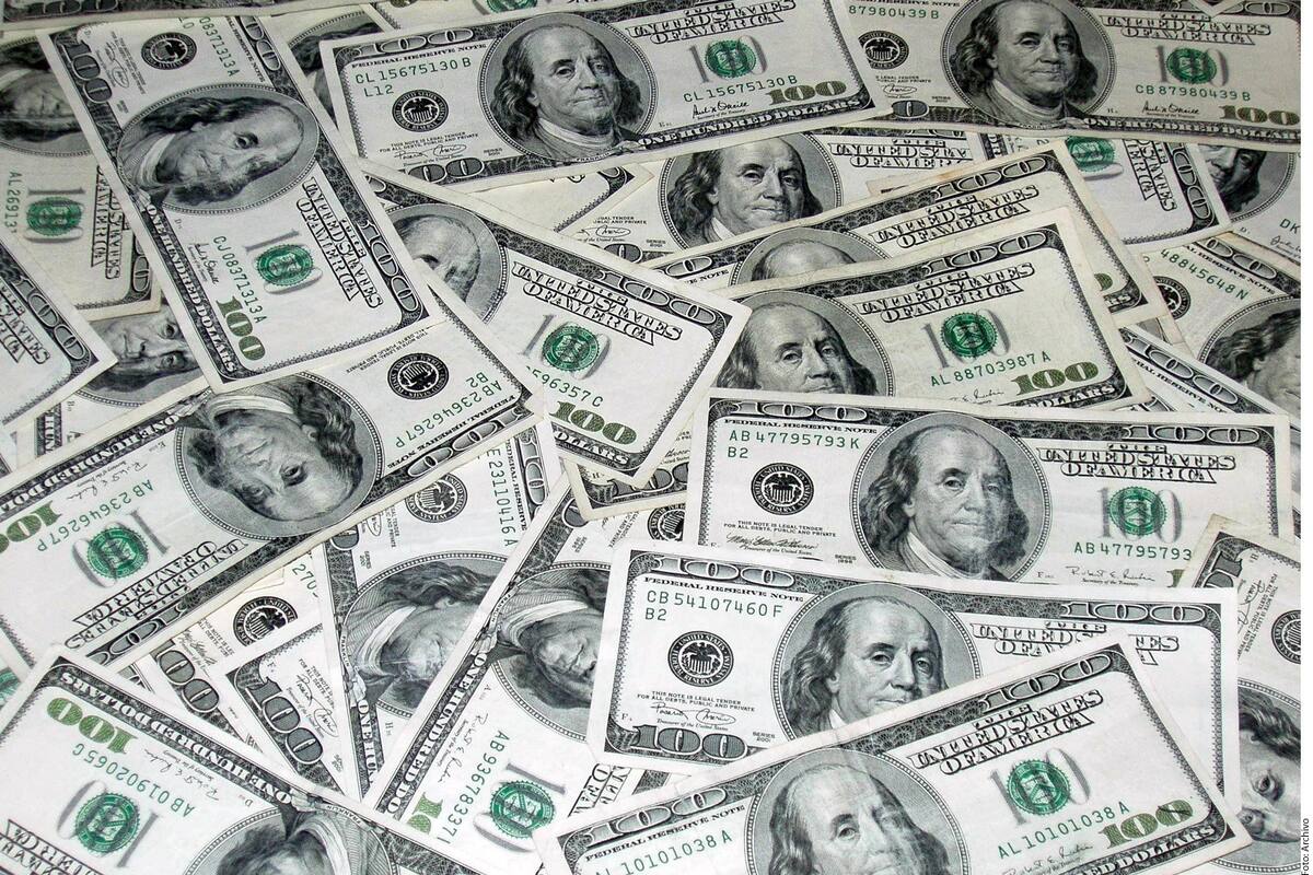 El dólar sube tras informe de empleo que probablemente retrase una baja de tasas en EU
