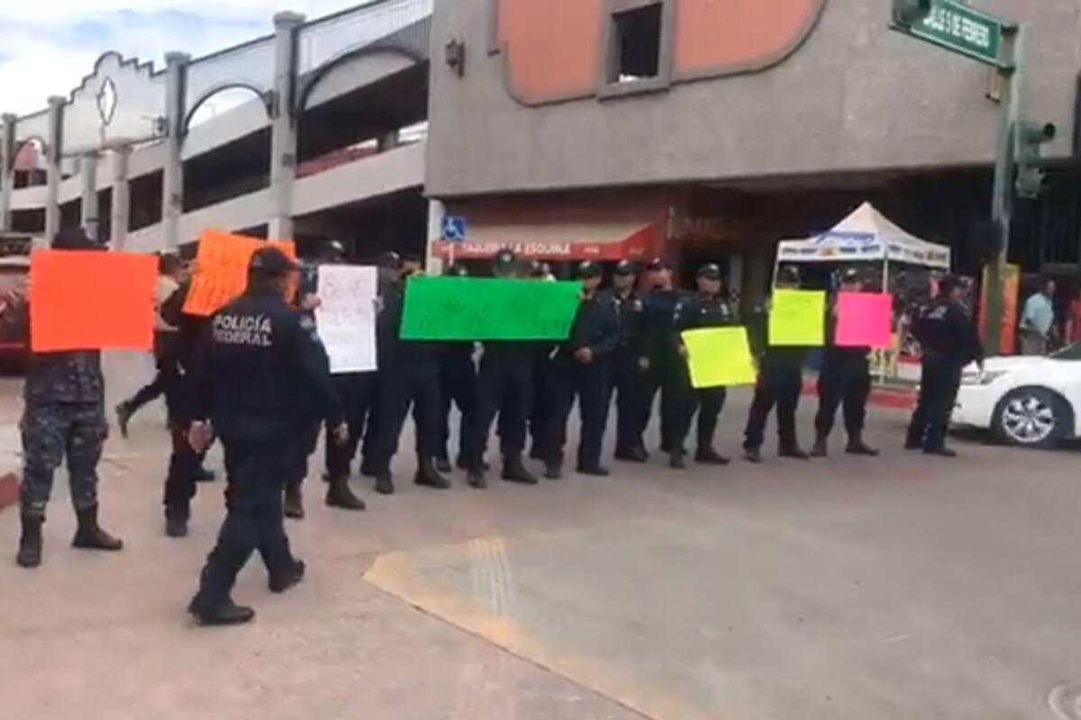 Policías Federales bloquean calle en Obregón