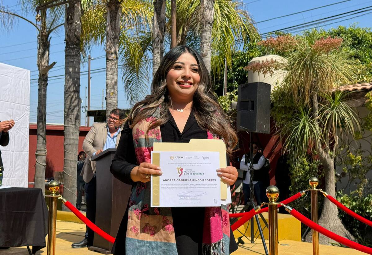 Los primeros lugares de cada categoría recibieron una placa conmemorativa, un cheque por 3 mil pesos y una laptop.