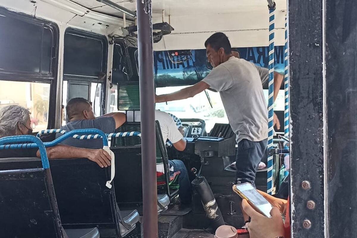 VIRAL: Chofer le regala le regala sus tenis a un hombre descalzo que pedía dinero