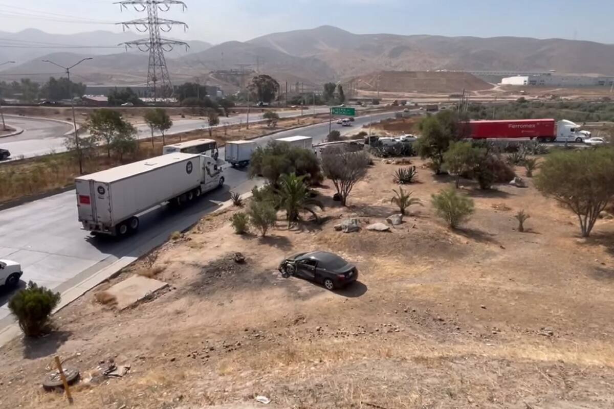 Accidentes en Tijuana: Auto choca contra tráiler y cae de puente en Bulevar 2000