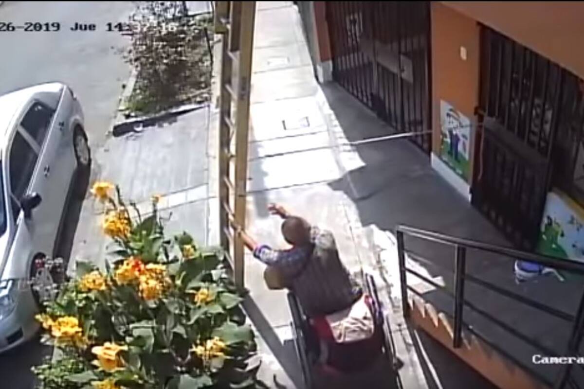 VIDEO: Hombre en silla de ruedas provoca caída de otro al tirar escalera