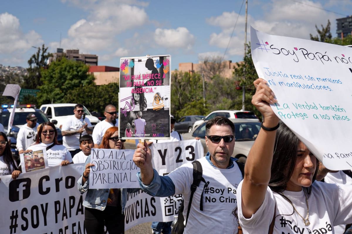 Se manifiestan en zona río por “falsas denuncias” contra padres solteros