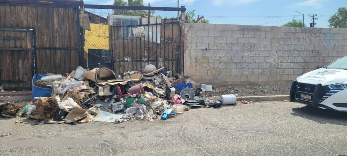 La acumulación de residuos generó un riesgo de incendio y obstruyó la vía pública. Foto: Cortesía