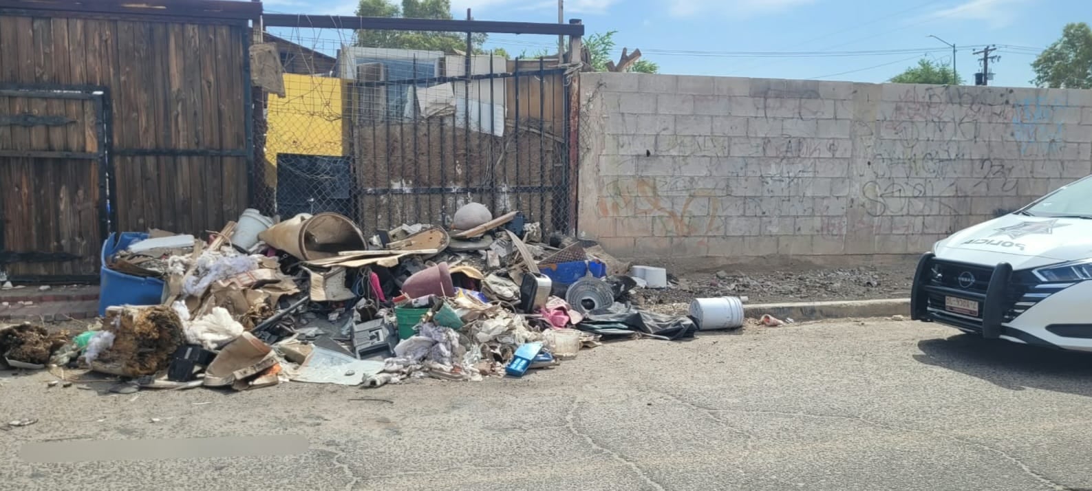 La acumulación de residuos generó un riesgo de incendio y obstruyó la vía pública. Foto: Cortesía