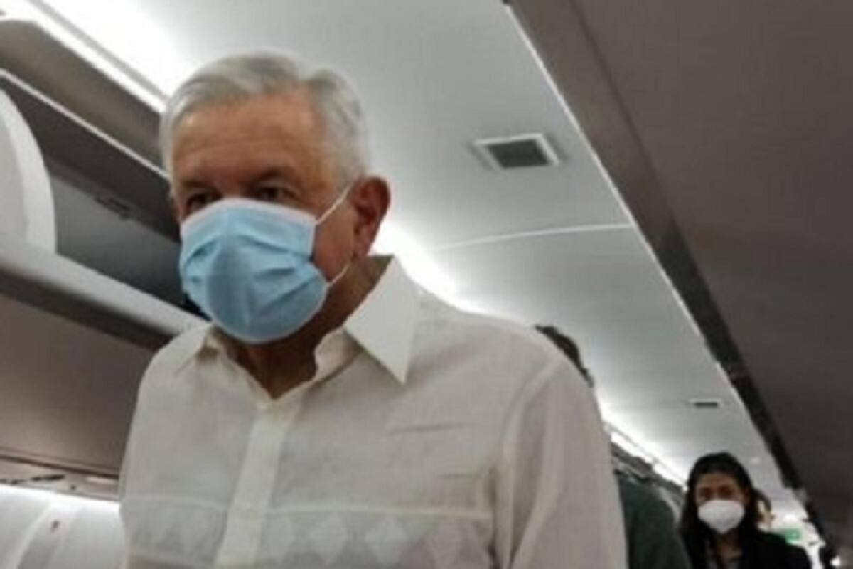AMLO usa cubrebocas en vuelo a Acapulco con su familia