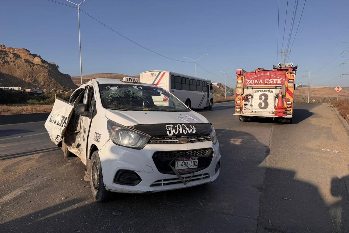Taxi libre choca contra poste en el bulevar 2000 de Tijuana