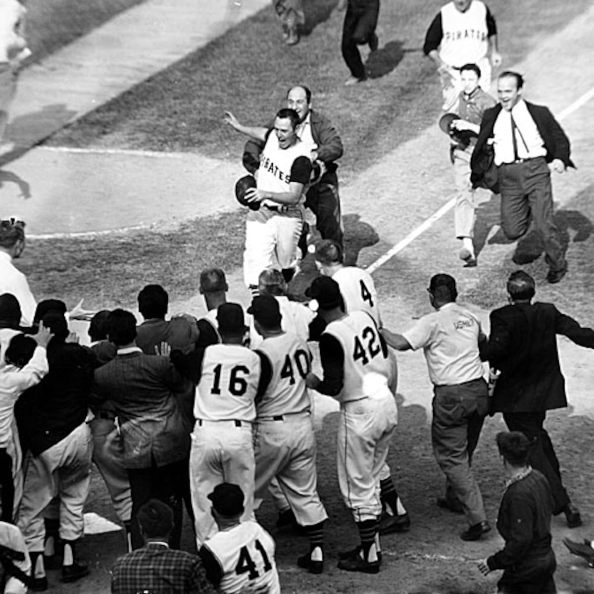 Mazeroski fue recibido en home por sus compañeros y publico que invadió el campo, luego de haber bateado el histórico jonrón ante los Yankees de Nueva York. (Foto: Archivo GH)