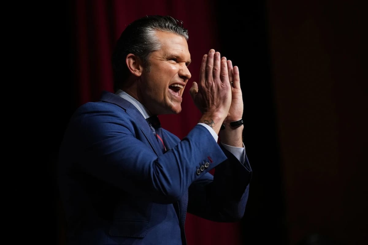 El secretario de Defensa, Pete Hegseth, se dirige a altos mandos militares en la Base del Cuerpo de Marines de Quantico, el martes 30 de septiembre de 2025 en Quantico, Virginia. | Crédito: Andrew Harnik/Pool via AP