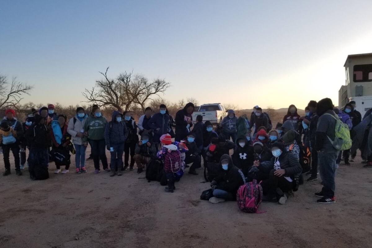 Se entregan más de 100 migrantes en sector del Sasabe