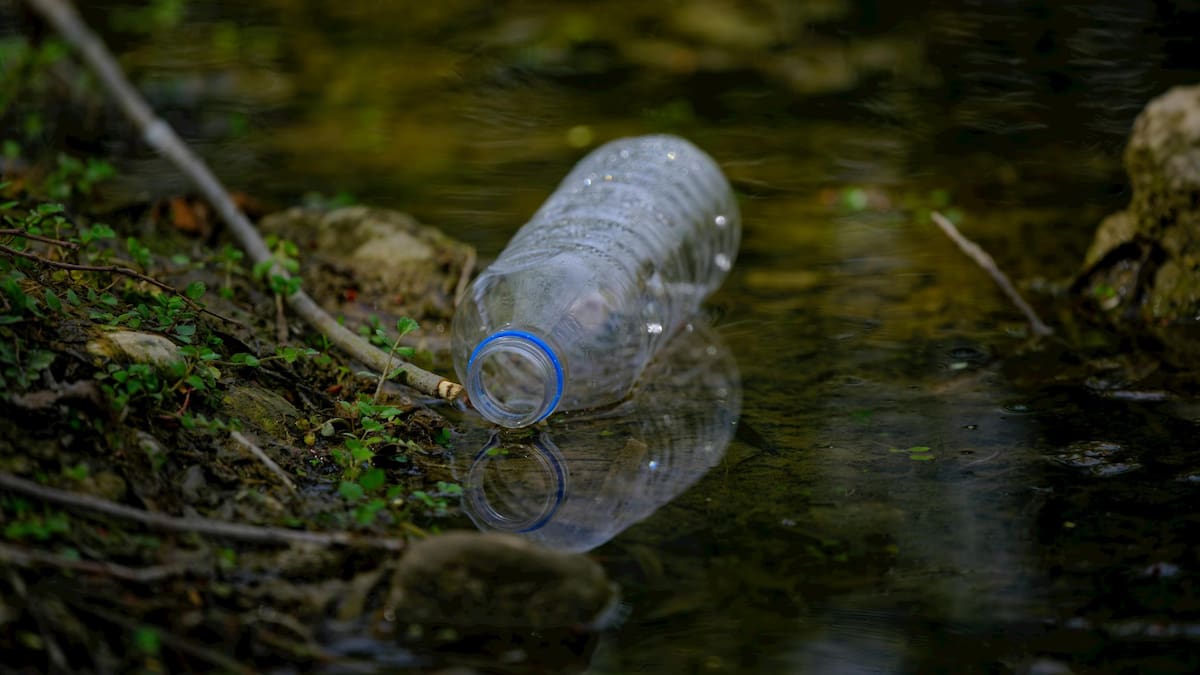 El fraude del reciclaje de plástico: por qué solo el 9% de los residuos mundiales se recupera y cómo la industria manipuló la percepción pública desde los años 80