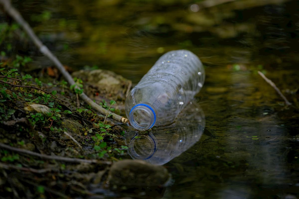 El fraude del reciclaje de plástico: por qué solo el 9% de los residuos mundiales se recupera y cómo la industria manipuló la percepción pública desde los años 80