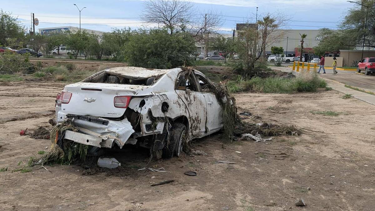 El vehículo recorrió varios metros hasta quedar atorado en un canal ubicado en bulevar Progreso. | Crédito: Julián Ortega