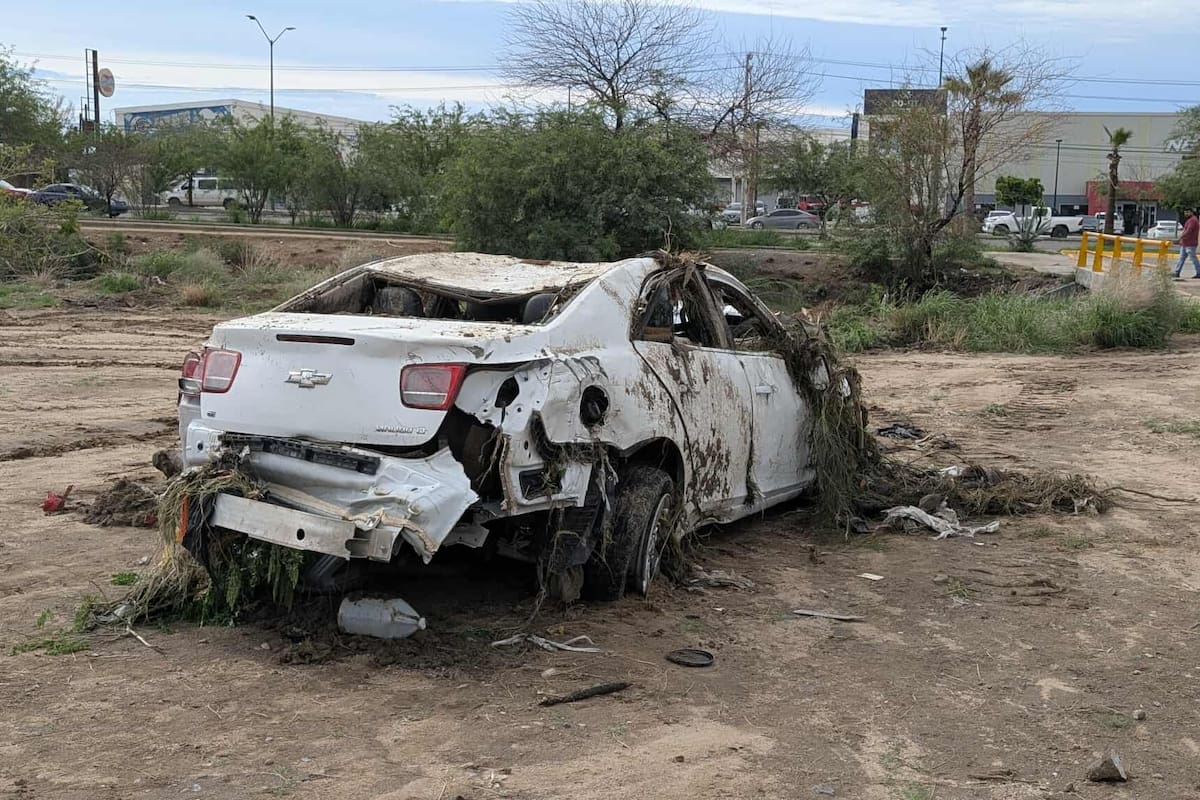 Agua arrastra carro Malibú en colonia La Caridad, dejando daños de 100 mil pesos