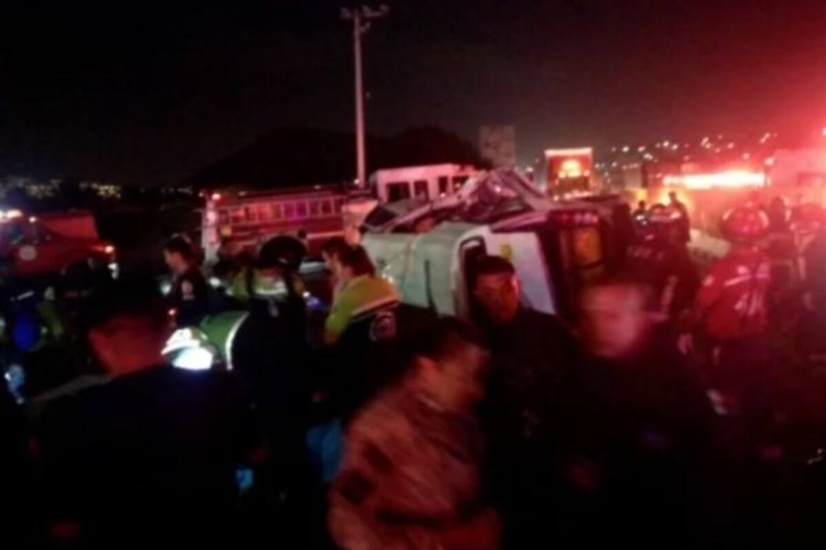 Robo a combi termina en accidente; hay 3 muertos