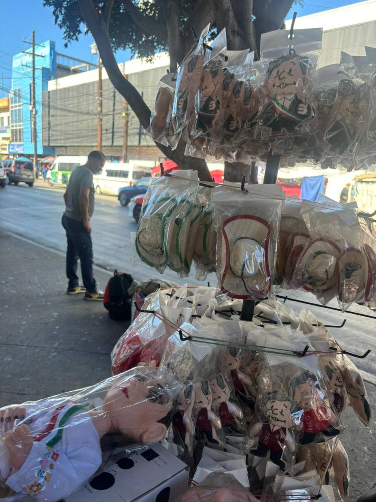 Los peluches que más se venden son los del ex presidente Andrés Manuel López Obrador.