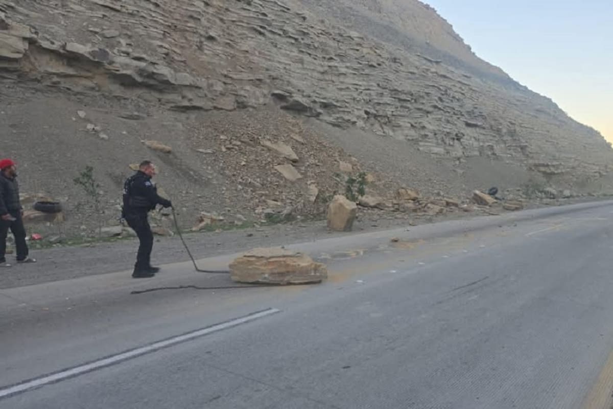 Se desprende roca de gran tamaño sobre el Corredor 2000; cierran parte de la vía