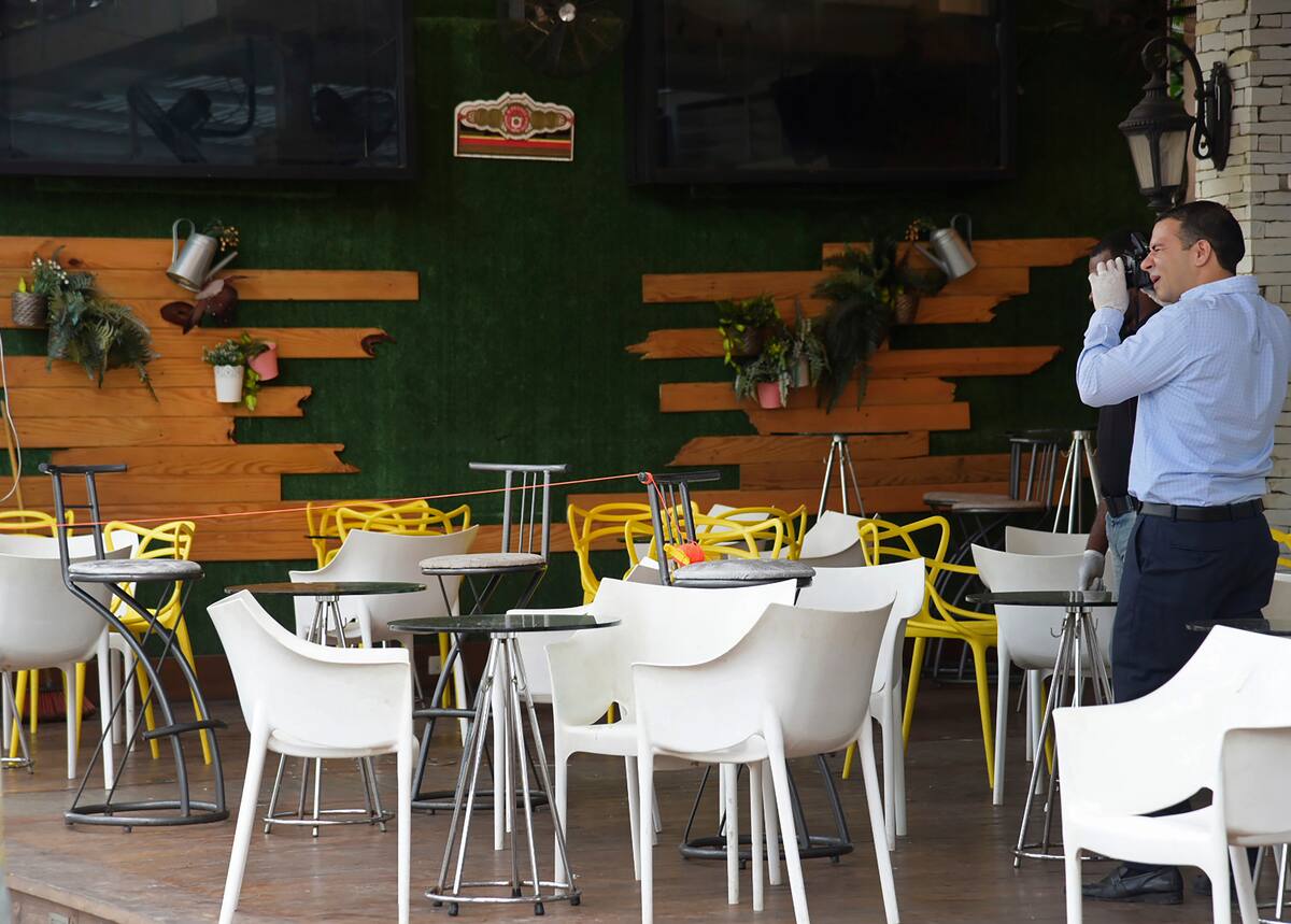 La policía busca evidencia en el bar de Santo Domingo donde David Ortiz fue baleado el 9 de junio del 2019. (AP Photo/Luis Gómez)