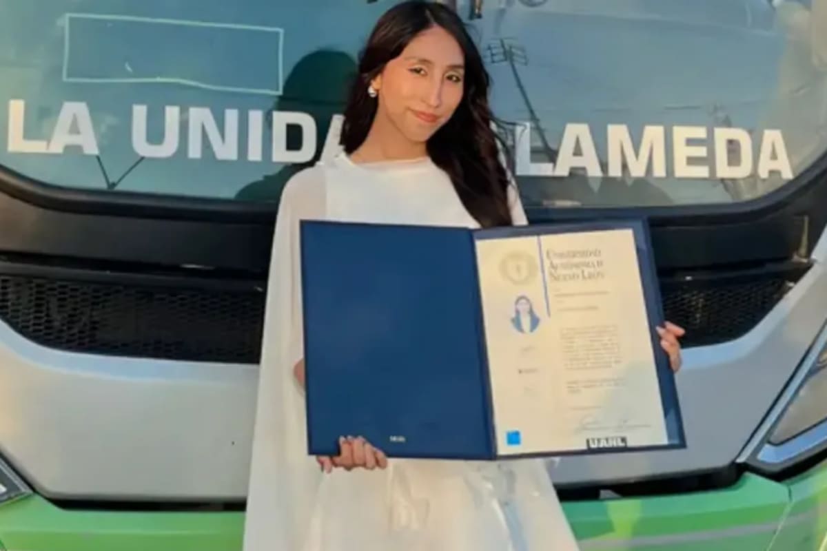 Joven de la UANL cumple una promesa de graduación al regresar con el camión que la llevó durante años a clases y fotografiarse junto al transporte público que acompañó sus recorridos diarios hasta conseguir su título profesional