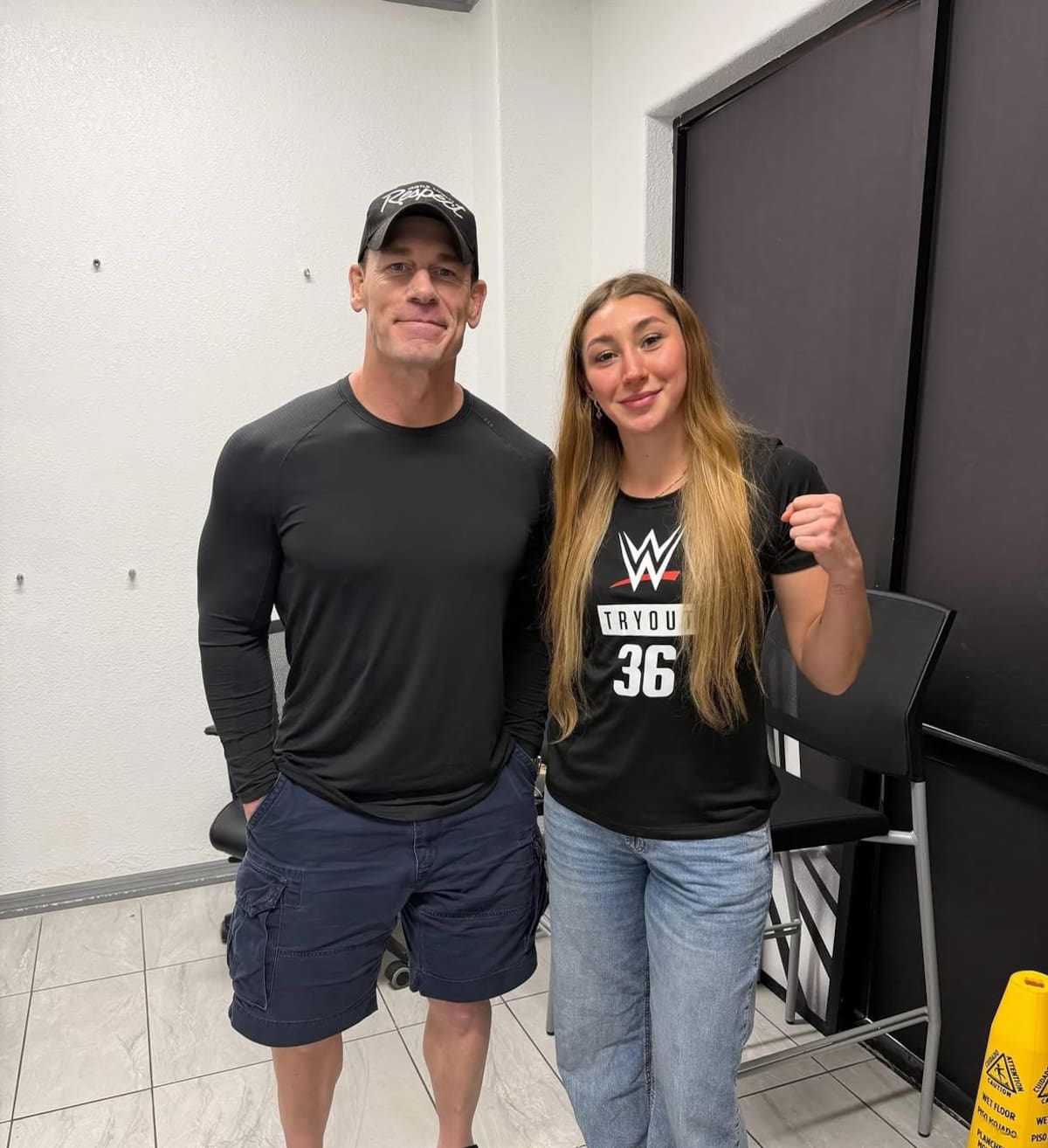 John Cena y la peleadora mexicana Regina Tarin durante los tryous de la WWE en Orlando, Florida. (Foto: Redes sociales)