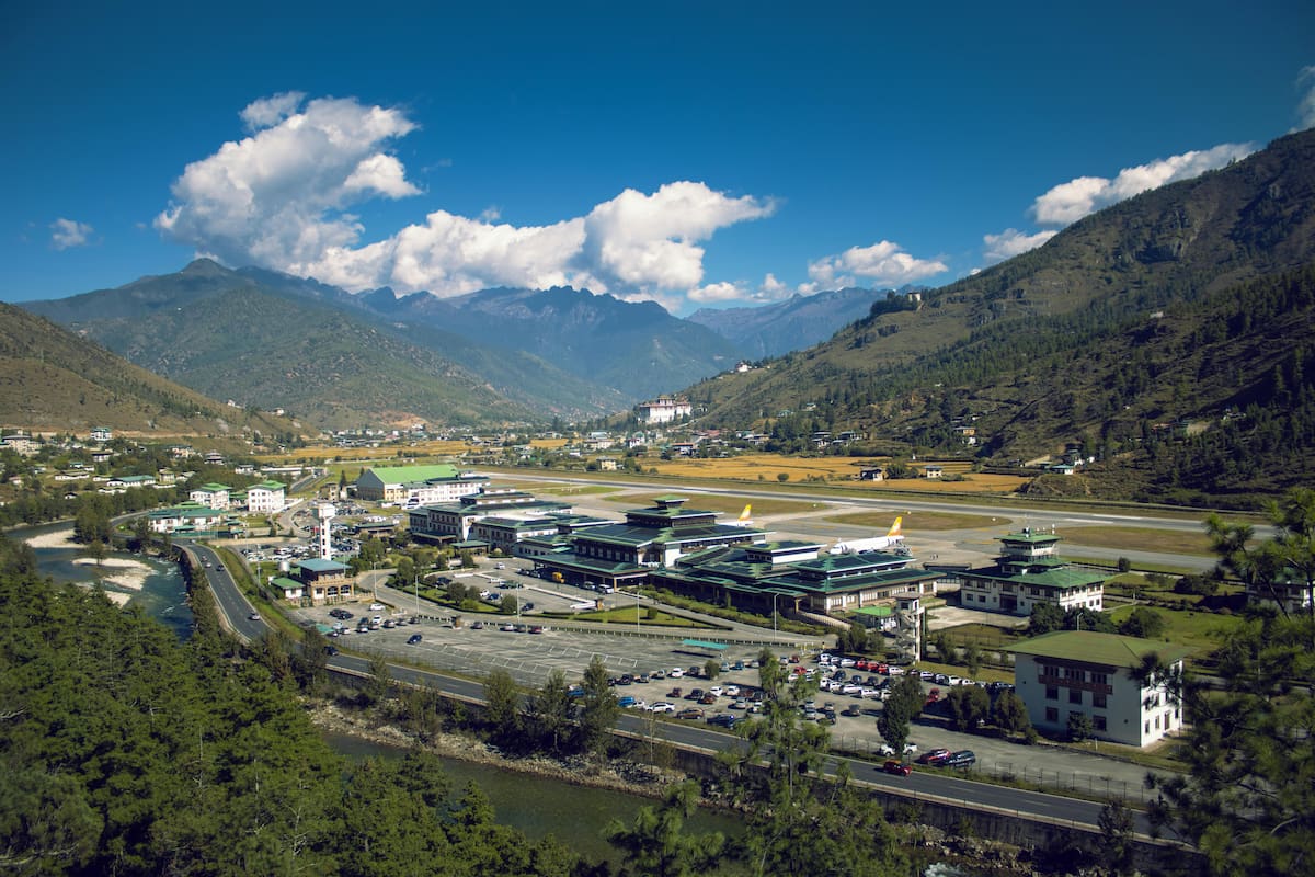 El rey de Bután participó en el inicio de las obras del aeropuerto de Gelephu junto a miles de voluntarios en una jornada simbólica de construcción del proyecto. Foto: Pexels