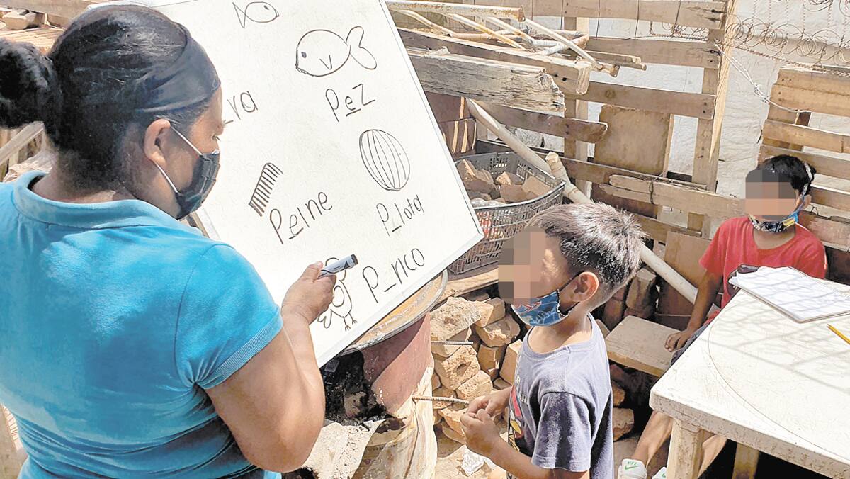 La señora Silvia Bedoy propietaria de la casa donde toman clase más de 30 niños, fue la maestra. Ellos están en la invasión Guayacán.