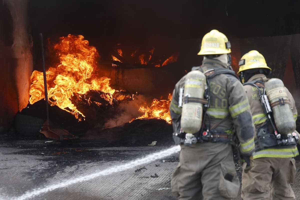 Incendio en llantera y taquería moviliza a servicios de emergencias en Hermosillo