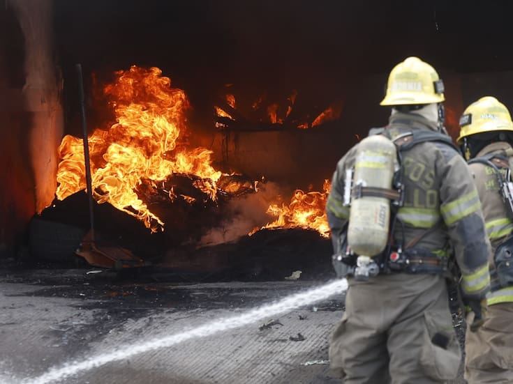 Incendio en llantera y taquería moviliza a servicios de emergencias en Hermosillo