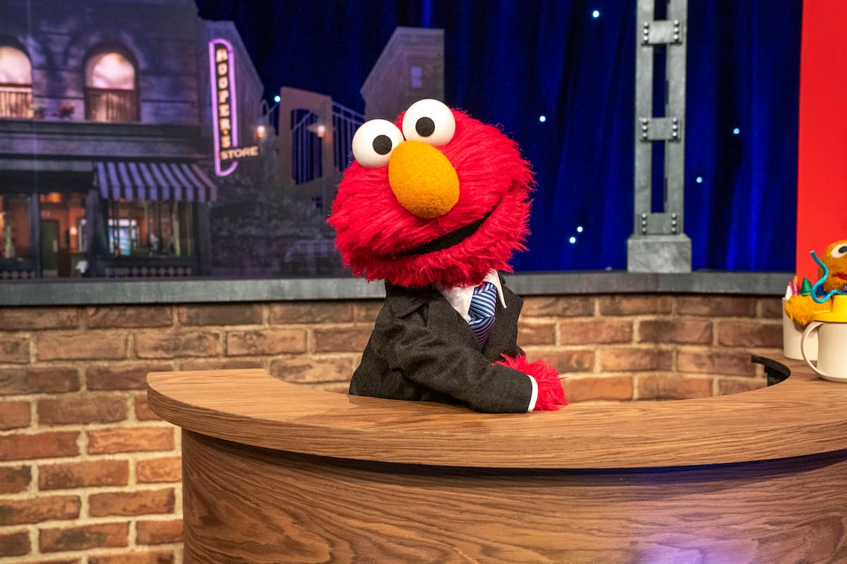 En esta imagen difundida por Sesame Workshop, el personaje de Elmo, anfitrión del nuevo talk show para toda la familia "The Not Too Late Show with Elmo" que se estrenará el 27 de mayo en HBO Max. (Richard Termine/Sesame Workshop vía AP)