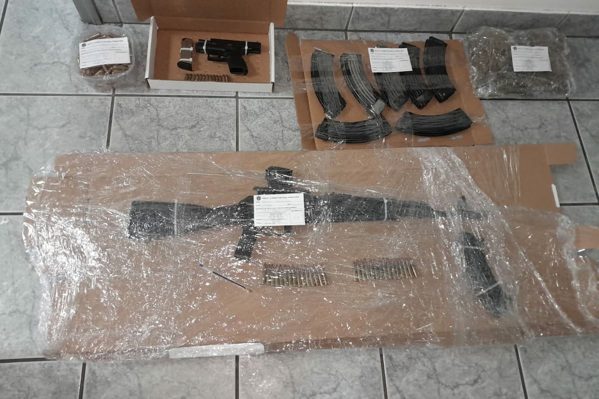 Detienen a dos personas con armas de alto calibre en Nogales