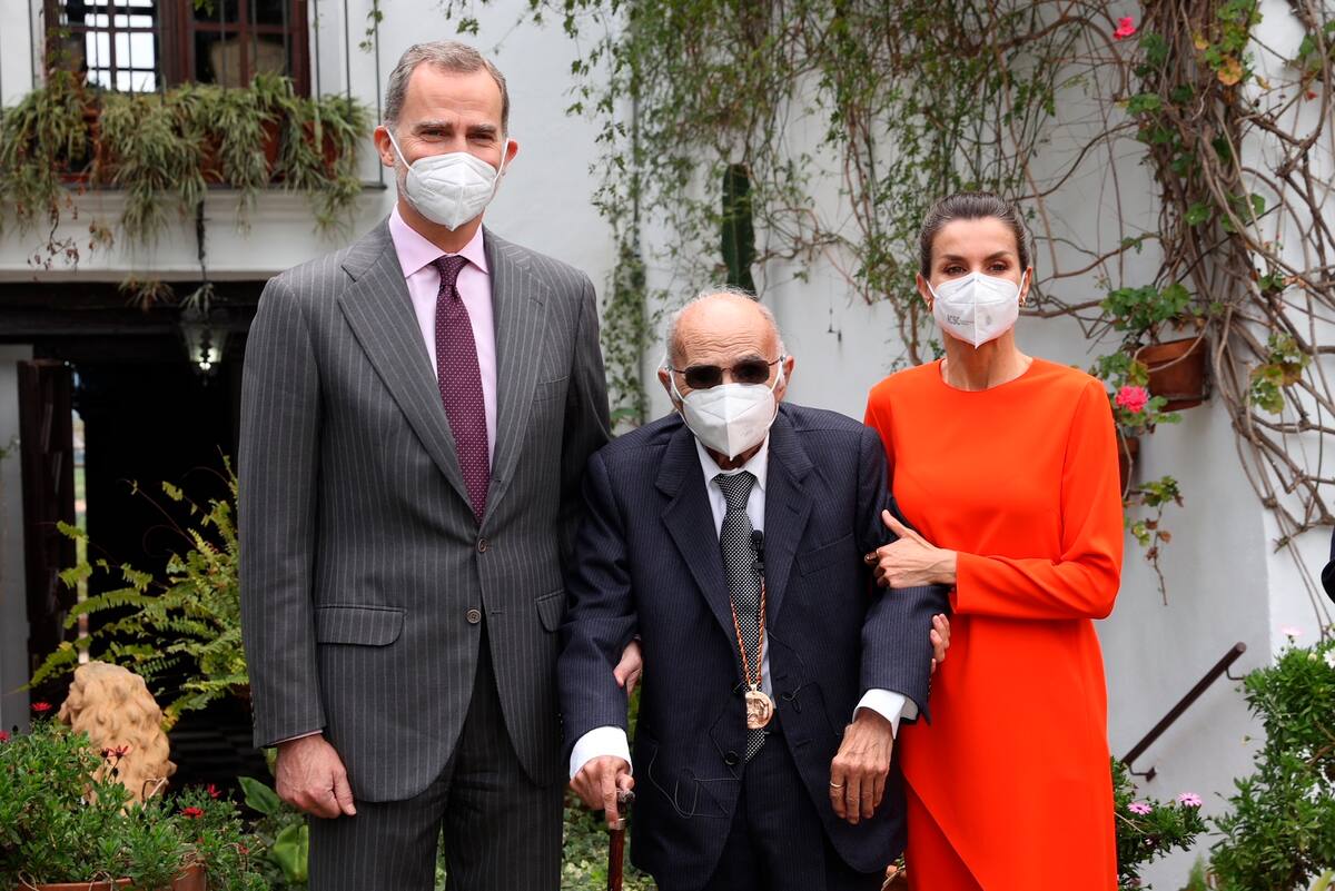 Los reyes Felipe (i) y Letizia (d) junto al poeta Francisco Brines (c), de 89 años, en la residencia del poeta donde le han hecho entrega del Premio Cervantes 2020 después de que este año, debido a la pandemia y al delicado estado de salud del premiado, no se celebrara la tradicional entrega el 23 de abril en el Paraninfo de la Universidad de Alcalá de Henares. EFE/ Casa Real/Francisco Gómez SOLO USO EDITORIAL/SOLO DISPONIBLE PARA ILUSTRAR LA NOTICIA QUE ACOMPAÑA