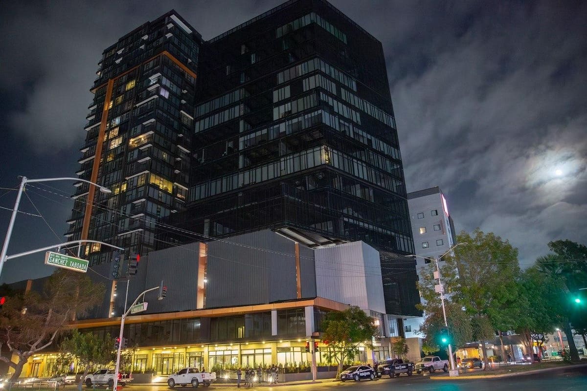 Una cartulina con un mensaje amenazante, una cabeza de cerdo y cuatro cartuchos fueron localizados frente a un edificio de consultorios médicos; la Fiscalía investiga el caso. Foto: Border Zoom