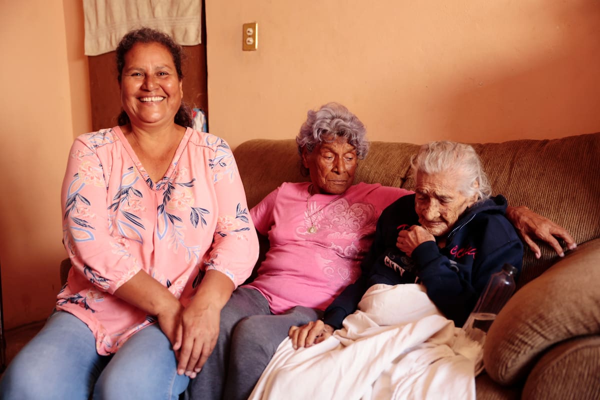 Francisca cuida a su mamá de 84 y a su abuelita de 114 años en Hermosillo