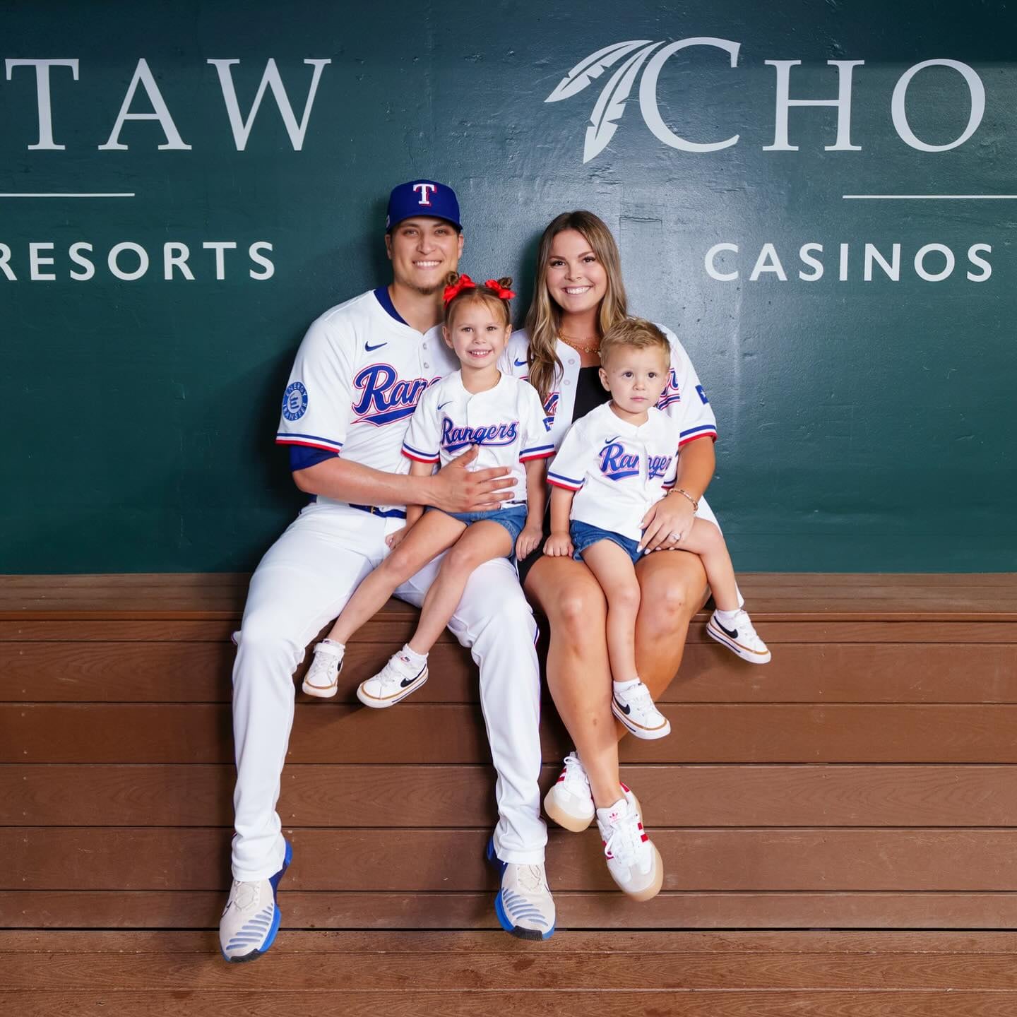 Robert García con su esposa Paige y sus dos adorable shijos en el dugout de los Rangers de Texas. (Foto: @big_rob_209)