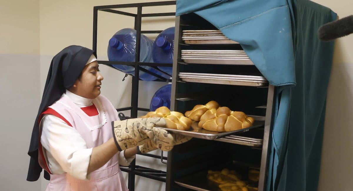 Las Madres Adoratrices señalan que el amor con que preparan  el pan hace la diferencia.