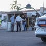 Camión de carga vuelca y derriba un semáforo tras chocar con un Jetta en la colonia Balderrama
