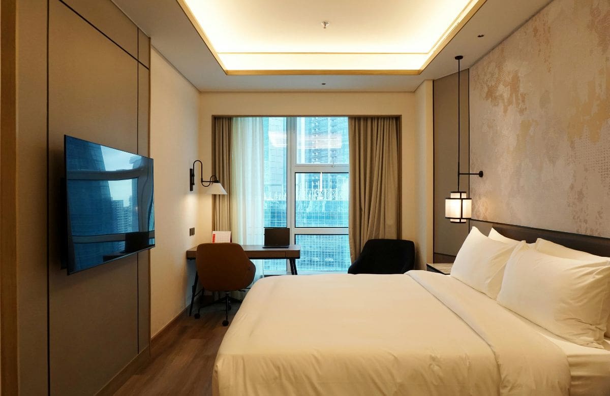 Esto dice el Feng Shui sobre tener una pantalla frente a la cama | Foto: Especial (canva)