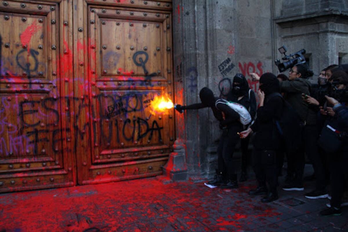 INAH inicia evaluación de daños en Puerta Mariana de Palacio Nacional
