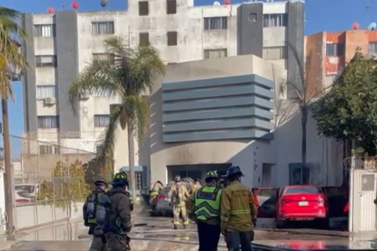 Incendian tres vehículos en Zona Río