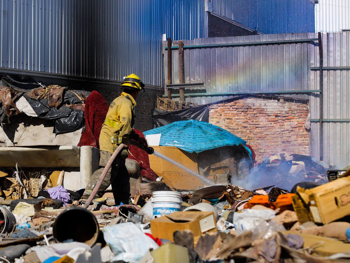 Bomberos sofocan incendio en terreno baldío. Gracias a la rápida intervención de los bomberos, se logró extinguir un incendio en un lote baldío. (Foto: Juan J. Morales)