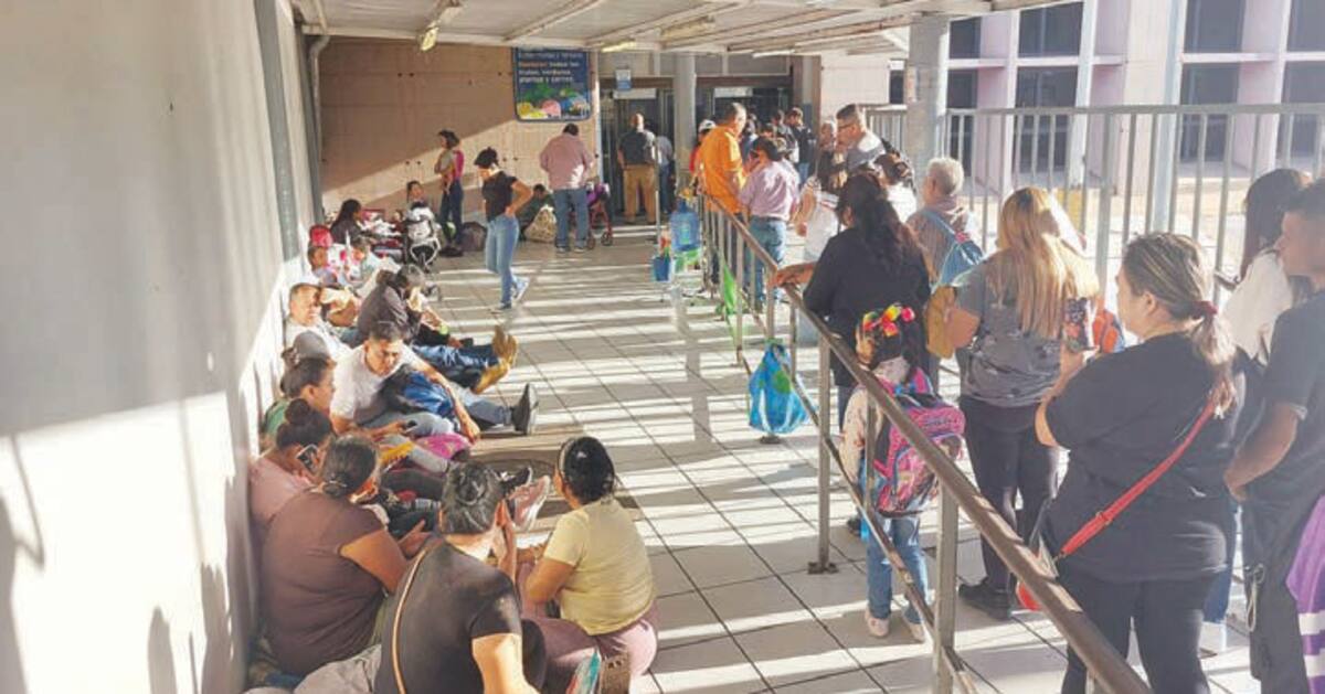 En el cruce peatonal de Nogales muchas personas esperan a ser llamadas tras realizar sus citas por el CBP One. FOTO: MARCO MANRÍQUEZ