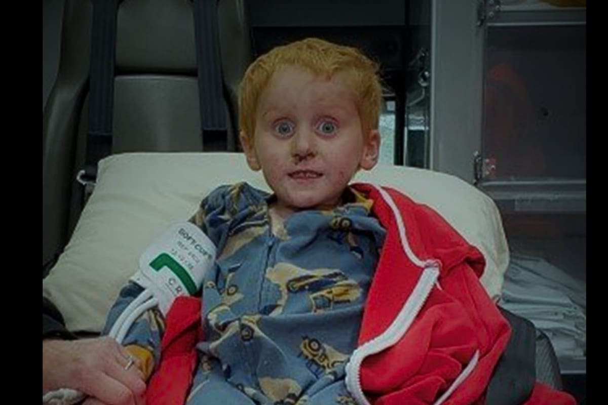 Ryker Webb tenía solo 3 años cuando desapareció sin dejar rastro, y luego de 48 horas fue hallado en un estado de disociación por trauma extremo y supervivencia, reflejado en la “mirada de las mil yardas”: ¿Qué fue lo que vio en ese bosque?