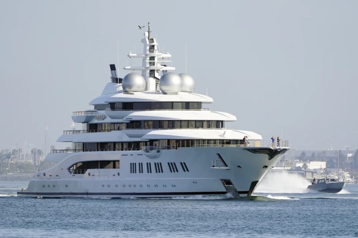 El superyate Amadea zarpa hacia la bahía de San Diego el 27 de junio de 2022, visto desde Coronado, California. Estados Unidos subasta el superyate de lujo Amadea, valorado en 325 millones de dólares, la primera venta de un superyate ruso incautado desde el inicio de la invasión rusa a Ucrania. La subasta se produce mientras el presidente Donald Trump presiona al presidente ruso Vladimir Putin para que ponga fin a la guerra. | Crédito: AP/Gregory Bull, Archivo