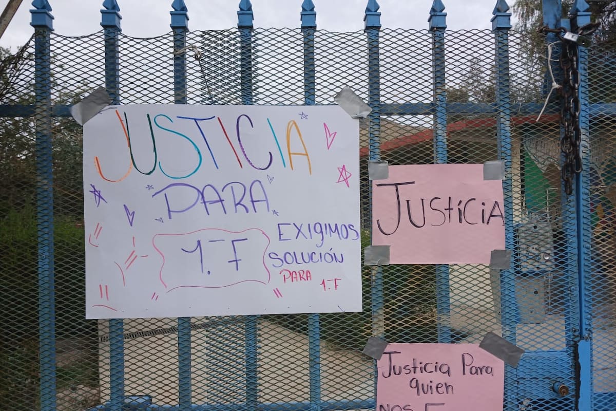 Padres toman telesecundaria en la colonia El Niño por falta de maestro desde hace dos meses