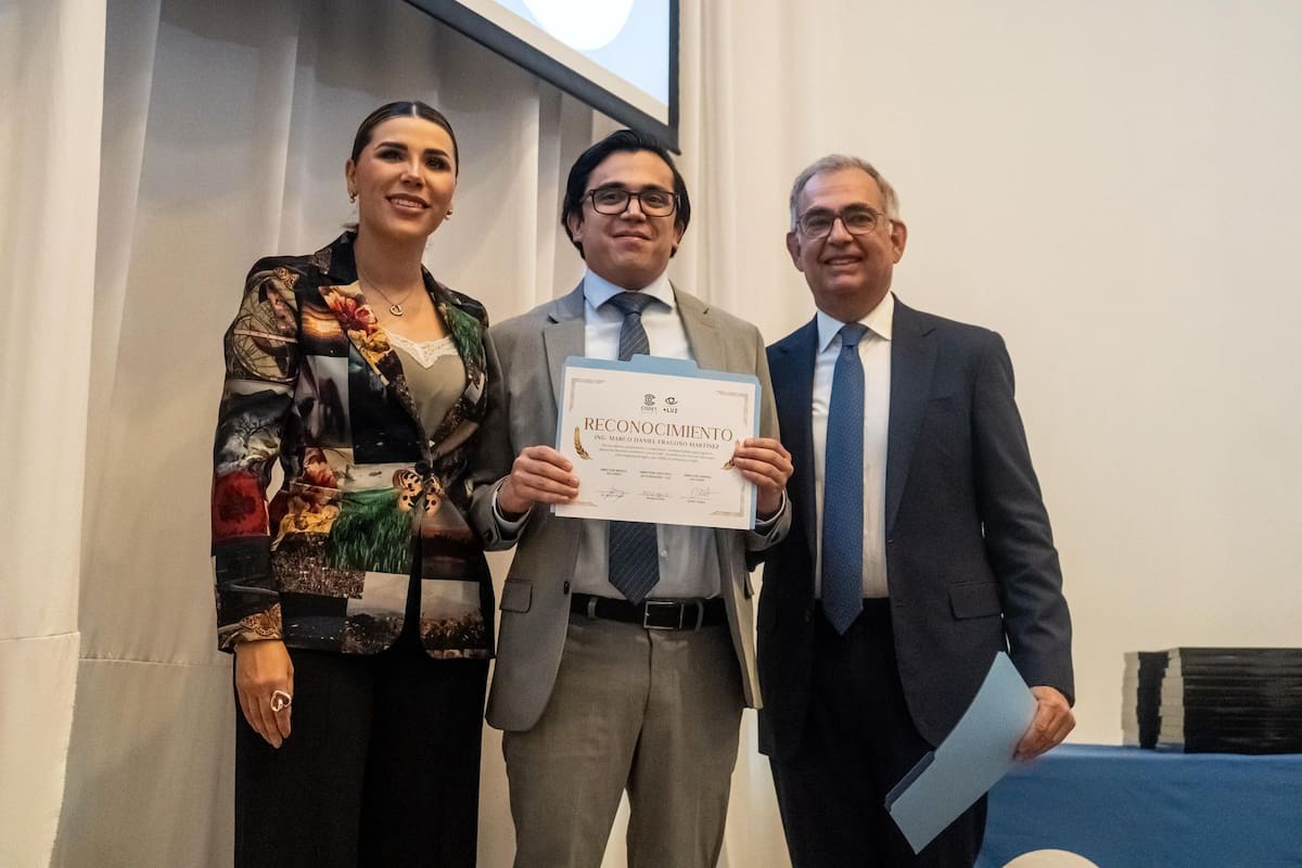 Algunos de los egresados del Programa Fellowship en Altas Especialidades de oftalmología.