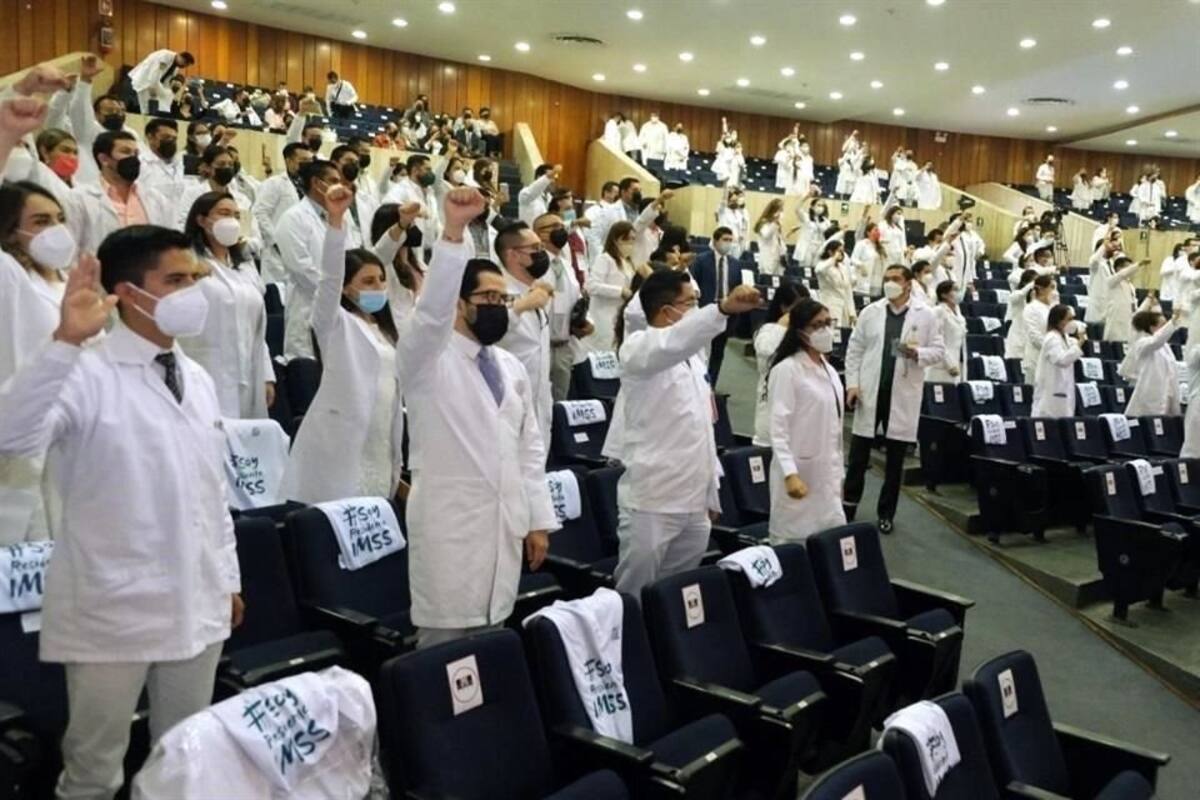 Médicos residentes reprochan falta de pago en 18 hospitales de México