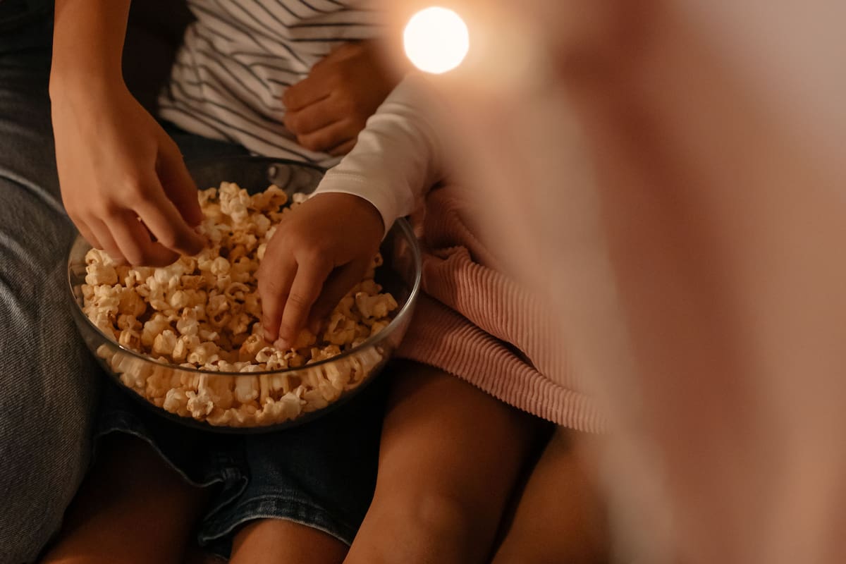 El aumento de los costos para salir y la búsqueda de comodidad son algunos de los factores que explican por qué muchas personas prefieren pasar más tiempo en el hogar. Foto: Pexels