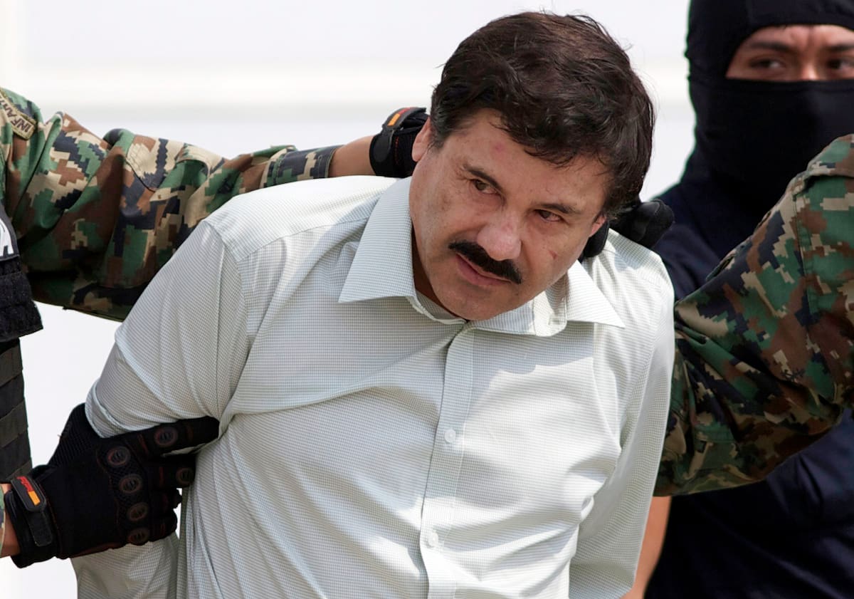 ARCHIVO - En esta foto de archivo del 22 de febrero de 2014, Joaquín “El Chapo” Guzmán, líder del cartel mexicano de Sinaloa, es escoltado a un helicóptero en Ciudad de México tras haber sido capturado en un hotel cerca de Mazatlán. (AP Foto/Eduardo Verdugo, Archivo)